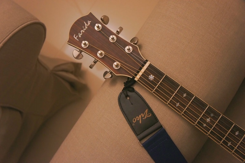 loop and string guitar strap